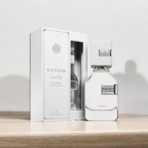 La note de tête est Bergamote; les notes de coeur sont Vanille et Patchouli; les notes de fond sont Oud et Musc.